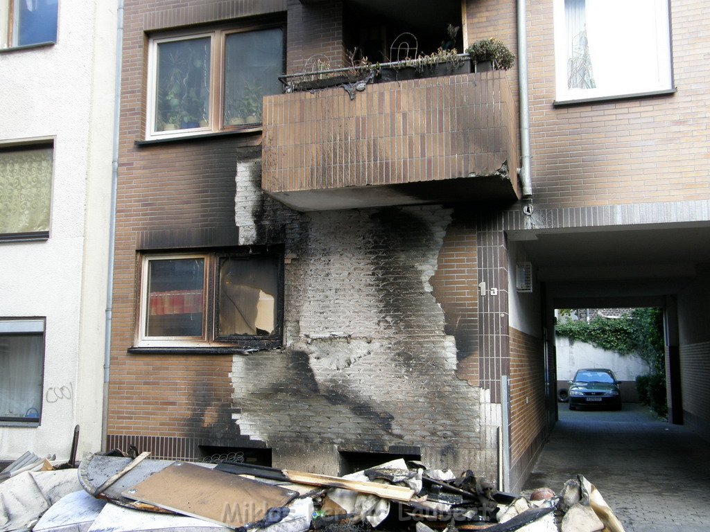 Sperrmuell Brand mit Uebergriff der Flammen auf Wohnhaus 02.JPG